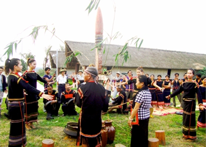 Đồng bào Ê Đê tổ chức lễ kết nghĩa anh em tại Làng Văn hóa - Du lịch các dân tộc Việt Nam