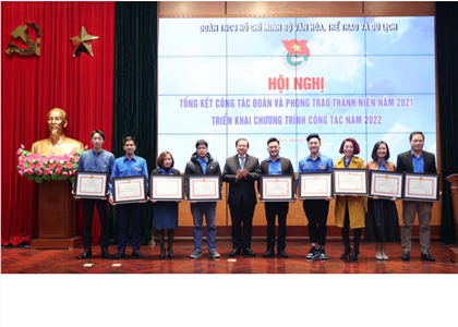 Đoàn cơ sở Ban Quản lý nhận Bằng khen của Bộ trưởng Bộ VHTTDL
