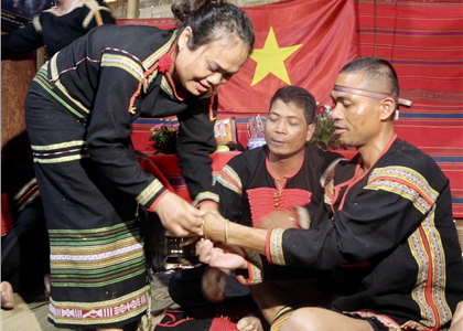 Tái hiện Lễ kết nghĩa Mẹ - Con của dân tộc Ê Đê