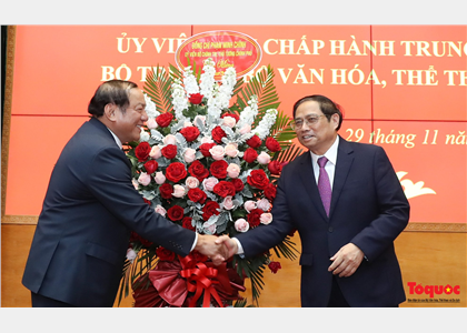 Bộ trưởng Nguyễn Văn Hùng nhận Huy hiệu 40 năm tuổi Đảng 