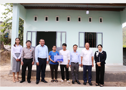 Bộ trưởng Bộ VHTTDL Nguyễn Văn Hùng trao tặng nhà tình nghĩa cho các hộ dân tộc thiểu số có hoàn cảnh khó khăn tỉnh Kon Tum