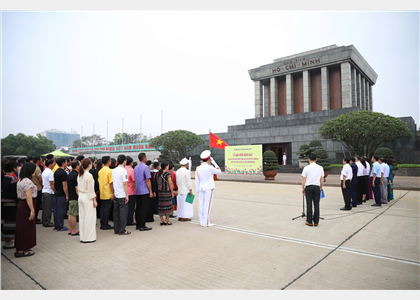 Đoàn đại biểu nghệ nhân, đồng bào các dân tộc Việt Nam báo công, viếng Lăng Chủ tịch Hồ Chí Minh